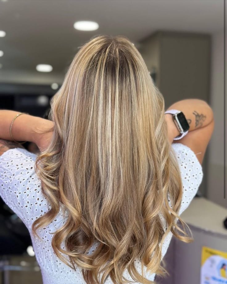 Balayage blond sur longueurs ondulées