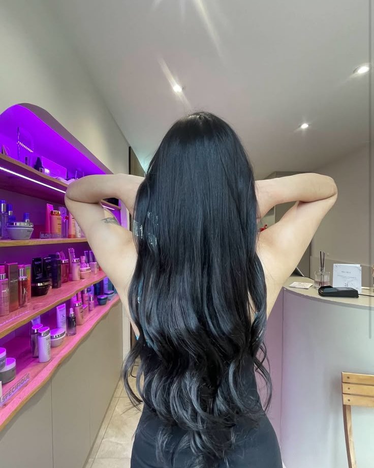 Longueurs brunes très foncées, devant les étagères du salon