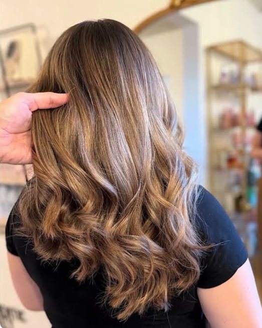 Balayage caramel travaillé au mouvement, mi-longueurs
